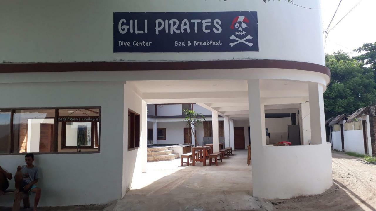 Gili Pirates Hostel Gili Trawangan Exterior photo